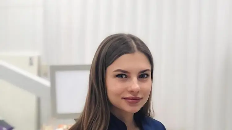 Врач-стоматолог в кабинете на фоне стоматологической установки с наконечниками